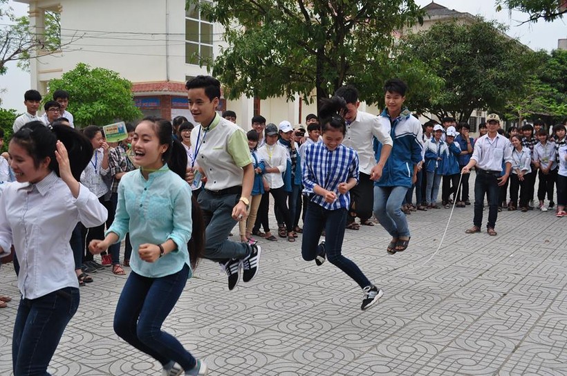 Thi đấu các trò chơi dân gian trong giờ ra chơi tại Trường THPT Quỳnh Lưu 2, Nghệ An