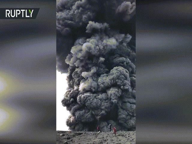 Người leo núi đứng sát miệng núi lửa đang phun khói đen kịt: Dũng cảm hay ngu ngốc?