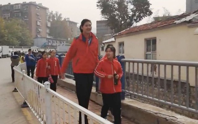 Bé gái 11 tuổi cao 2,1 mét, lập kỷ lục thế giới
