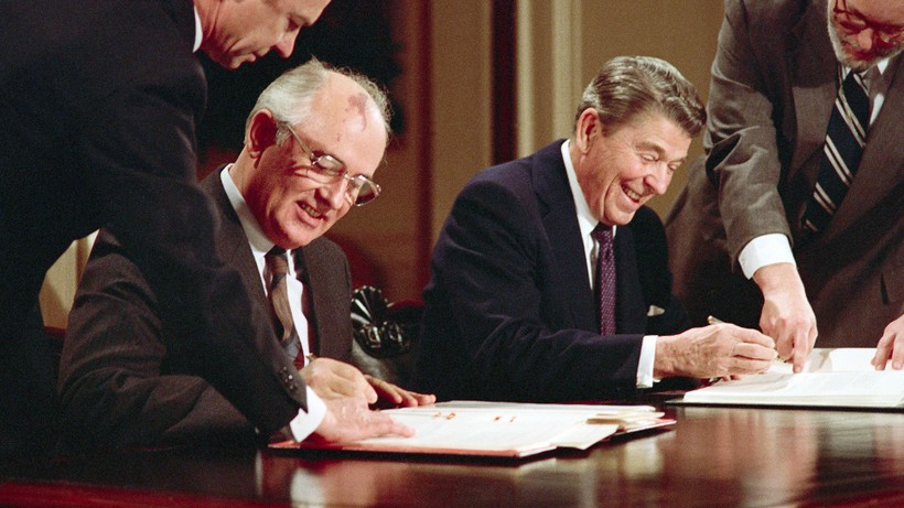 M.Gorbachev và Ronald Reagan ký Hiệp ước NIF năm 1987