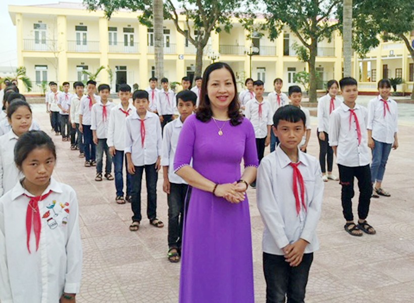 Cô giáo Nguyễn Thị Hương, Phó Hiệu trưởng nhà trường cùng học sinh chuẩn bị tham gia thể dục giữa giờ