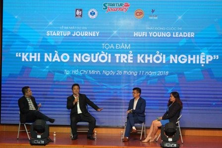  Các diễn giả là những doanh nhân thành công tham gia tọa đàm "Khi nào người trẻ khởi nghiệp".