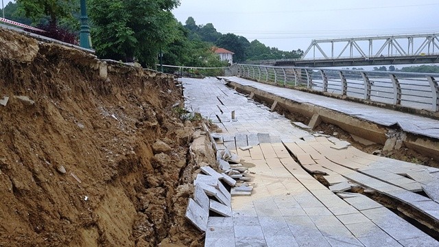 Đê kè sông Mã bị sụt lún nghiêm trọng tại khu vực hạ lưu cầu Hàm Rồng