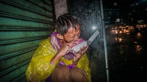 Nghẹn ngào cảnh người đàn ông lạc lõng trong đêm bão số 9 đổ bộ Sài Gòn 