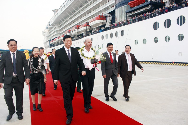 Chuyến tàu khách quốc tế đạt tiêu chuẩn 5 sao đầu tiên cập Cảng hành khách quốc tế Hạ Long
