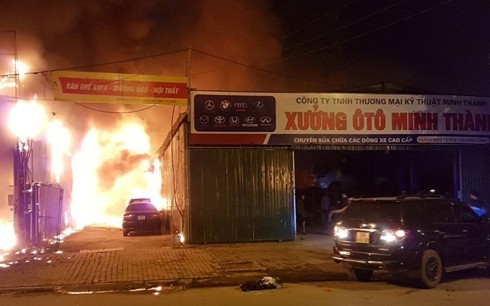 Cháy xưởng sửa chữa ô tô, gần trường Nam Trung Yên, Hà Nội
