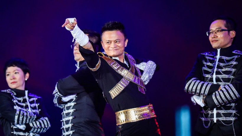 Jack Ma (Mã Vân), Chủ tịch Tập đoàn Alibaba,  trong nền nhạc của Michael Jackson tại bữa tiệc thường niên Alibaba vào ngày 18 tháng 9 năm 2017. Ảnh: Getty Images