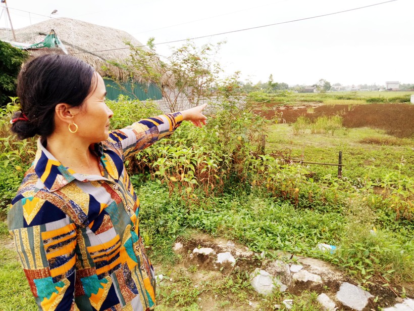 Bà Nguyễn Thị Hà, ở phường Quảng Châu (TP Sầm Sơn) bên mảnh đất chưa được cấp sổ đỏ của gia đình