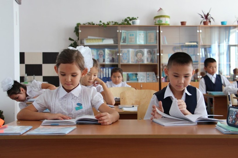 Trẻ em trong một trường tiểu học tiêu chuẩn của Kazakhstan