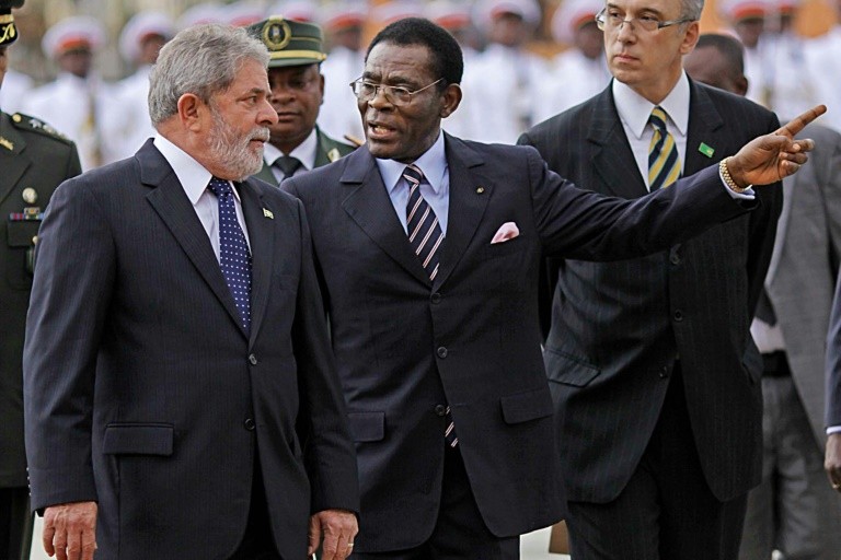 Cựu tổng thống Brazil Luiz Inacio Lula da Silva (trái) chụp hình cùng với Tổng thống Guinea Xích đạo Teodoro Obiang