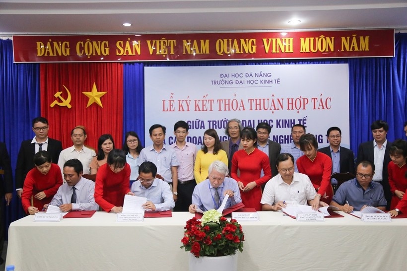 Lễ ký kết hợp tác giữa Trường ĐH Kinh tế, ĐH Đà Nẵng với các doanh nghiệp cho chương trình đào 