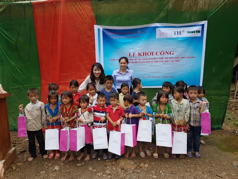 Trao tặng quà cho các em nhỏ có hoàn cảnh gia đình khó khăn tại Lễ khởi công cầu dân sinh tại xã Hữu Sản, huyện Bắc Quang