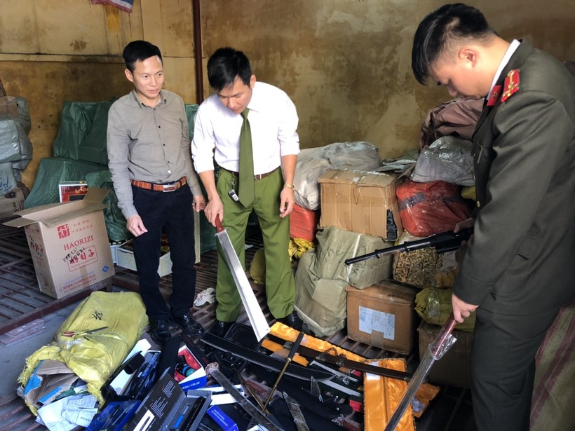 Hàng trăm công cụ hỗ trợ cùng vũ khí thô sơ bị thu giữ, ảnh: QTV



