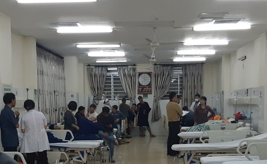 Hơn 120 bệnh nhân đang được cấp cứu tại bệnh viện.