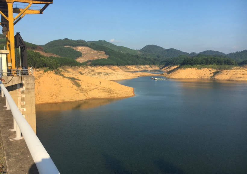  Mặc dù đang thời kỳ mùa lũ nhưng hồ Tả Trạch ở Thừa Thiên Huế vẫn thiếu nước