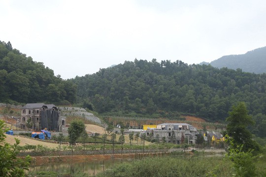 Nhiều công trình xây dựng trên đất rừng phòng hộ ở xã Minh Trí, huyện Sóc Sơn, TP Hà Nội (ảnh nld.com.vn)