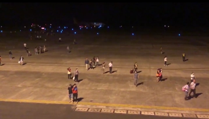  Các hành khách rời khỏi máy bay sau khi gặp sự cố.
