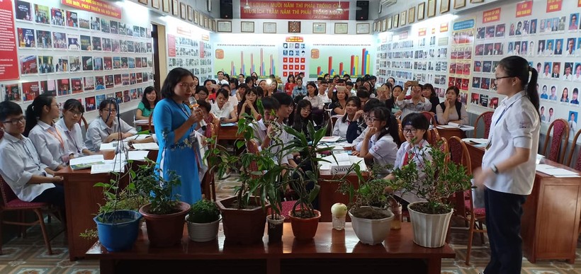 Chủ đề “Tạo dáng cây cảnh đơn giản trong gia đình” do cô giáo Bùi Thị Nga, GV Trường THPT An Dương hướng dẫn HS khối 11