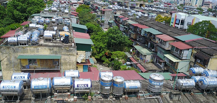Những quả “bom nước” nằm lăn lóc trên mái những dãy nhà tập thể cũ khu Thành Công (Hà Nội)