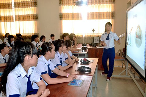 HS sử dụng bảng tương tác thông minh trong tiết học Vật lý ở Trường THPT Nguyễn Hữu Cảnh, Biên Hòa, Đồng Nai (ảnh: Phương Uyên)