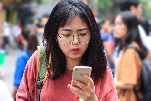 Nhiều học sinh Hà Nội dùng điện thoại hơn 5 tiếng mỗi ngày