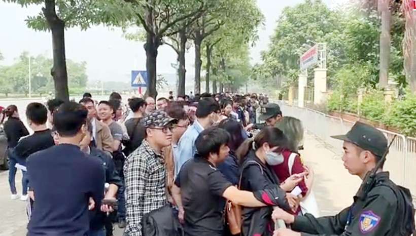 Người hâm mộ xếp hàng dài bên ngoài cổng VFF