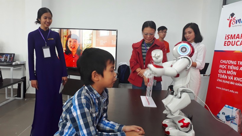 Đến với hội thảo mọi người còn được trò chuyện với robot NAO của iSMART Education khi có thể giao tiếp 19 ngôn ngữ khác nhau