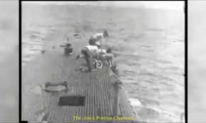 Cảnh tàu ngầm giải cứu Bush "cha" bị bắn rơi trên biển trong Thế chiến II 