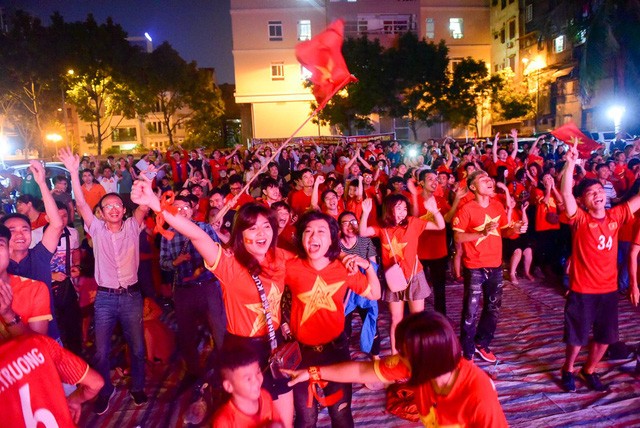 Cổ động viên Việt Nam phấn khích với chiến thắng của đội nhà