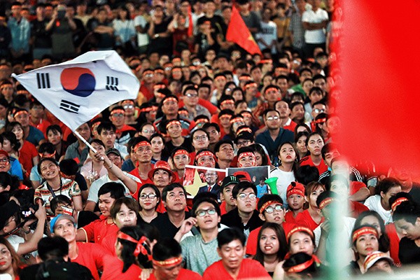 Người hâm mộ mang cờ Việt Nam và Hàn Quốc xuống phố ăn mừng
