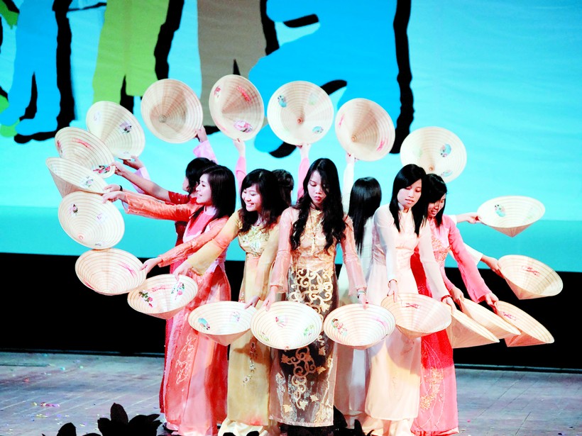 Sinh viên với tiết mục biểu diễn múa nón