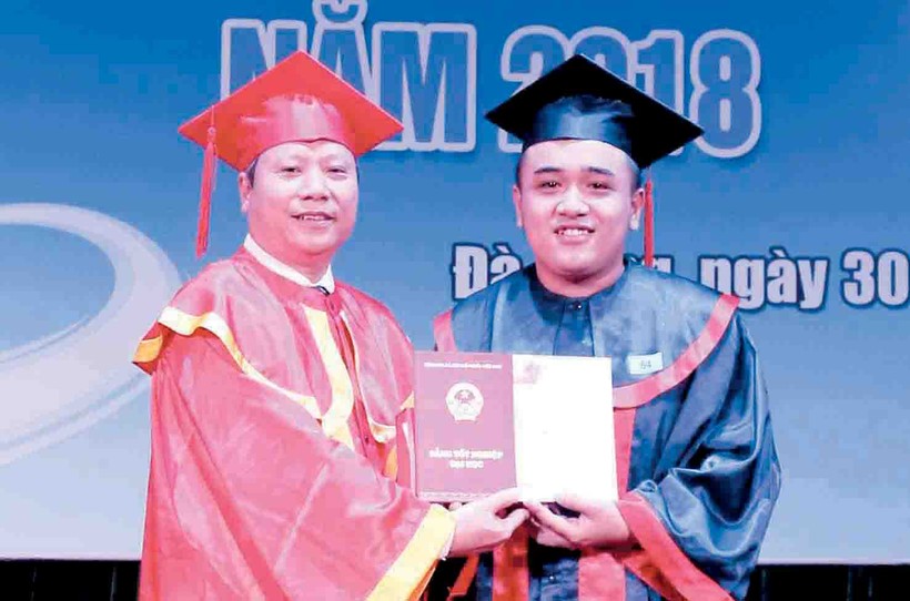 Với những thành tích học tập nổi trội, Đông Đắc Tài (bên phải) đã sớm thực hiện được ước mơ trở thành giáo viên dạy Toán ngay sau khi tốt nghiệp ĐH