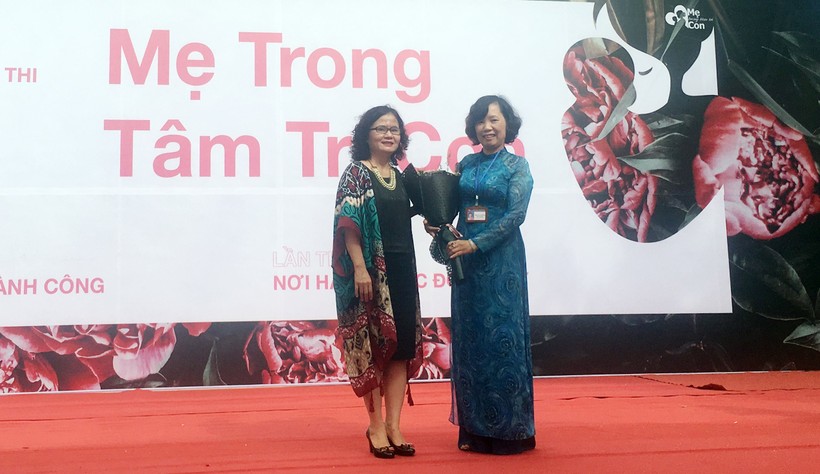 Bà Trần Thị Hoài Văn, Chủ tịch Hội đồng Quản trị Công ty Cổ phần Phát triển và Quảng bá kỹ thuật số Oasis tặng hoa cho cô Hiệu trưởng Trường THCS Thành Công (Hà Nội) Phạm Lan Hương
