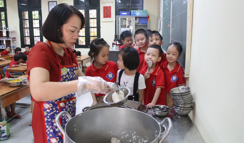 Bữa ăn bán trú của HS Trường Tiểu học Phan Đình Giót (Hà Nội)