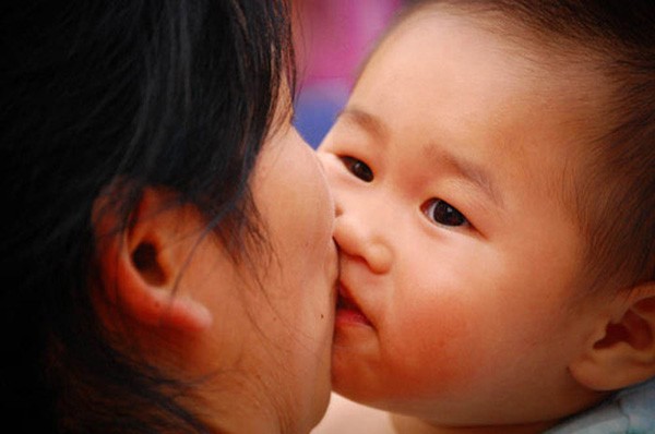 Cha mẹ có nên hôn môi để thể hiện tình cảm với con cái?