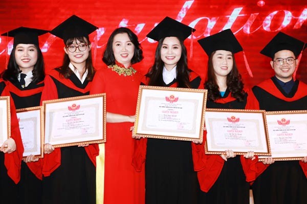 Sinh viên Viện Đào tạo Quốc tế nhận bằng tốt nghiệp