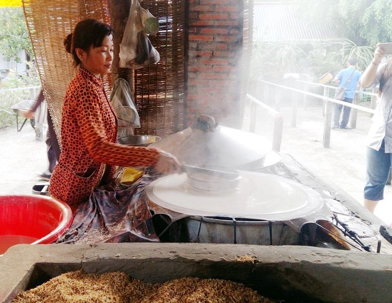 Chị Dương Thị Kim Ba thợ tráng bánh tại cơ sở sản xuất Sáu Hoài