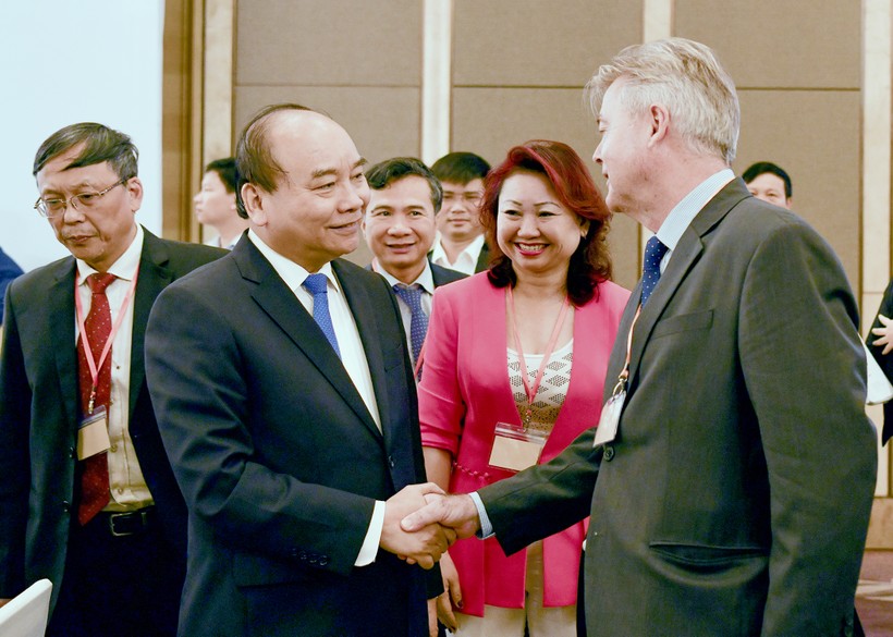 Thủ tướng Nguyễn Xuân Phúc chào đón các đại biểu quốc tế tham dự Diễn đàn