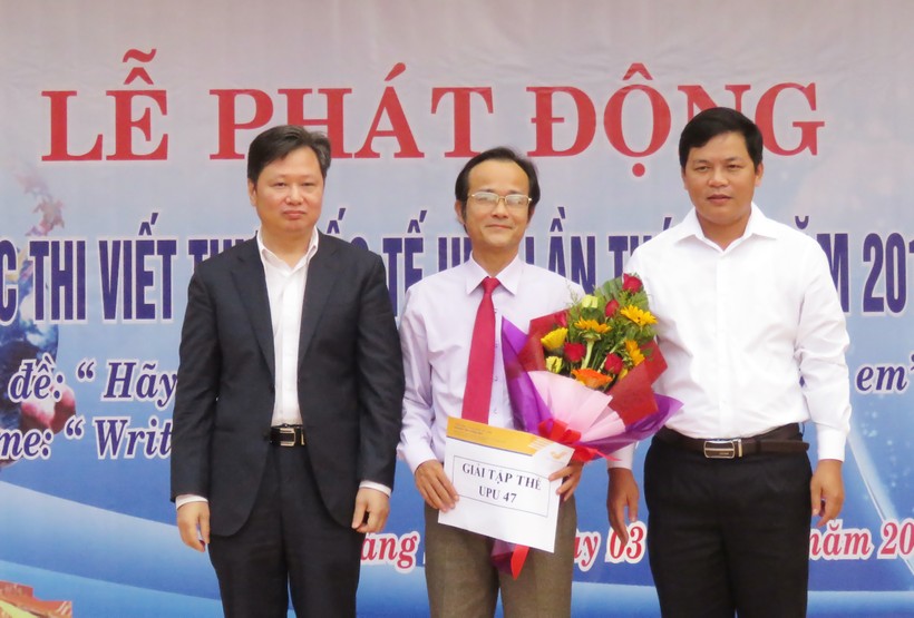 Lãnh đạo tỉnh Quảng Bình trao giải thưởng cho đơn vị đoạt giải của cuộc thi do tỉnh phát động năm 2018