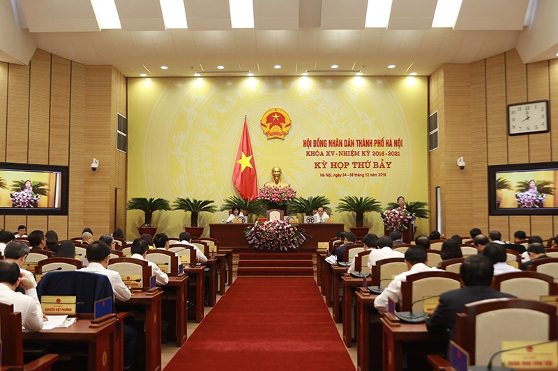 Chủ tịch HĐND thành phố Nguyễn THị Bích Ngọc chủ trì phiên làm việc.