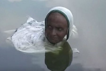 Bệnh lạ khiến người phụ nữ Ấn Độ dầm mình 20 năm trong hồ nước