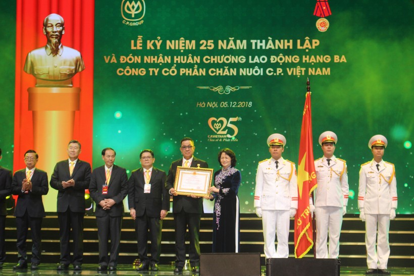 Phó Chủ tịch nước Đặng Thị Ngọc Thịnh trao Huân chương Lao động hạng III và bằng khen cho Công ty C.P Việt Nam