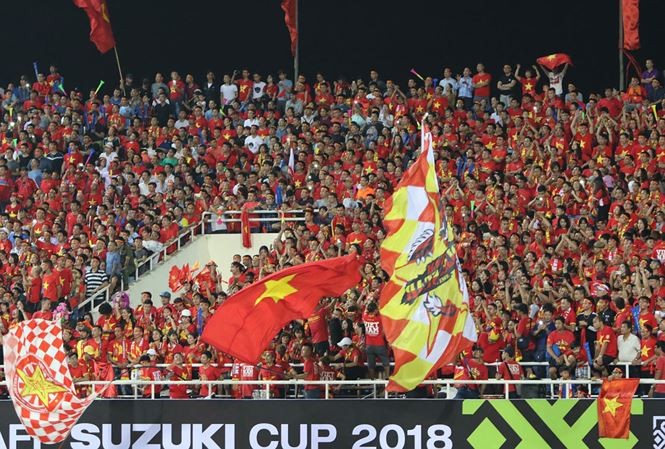 Cổ động viên xuống đường ăn mừng tuyển Việt Nam vào chung kết AFF Cup 
