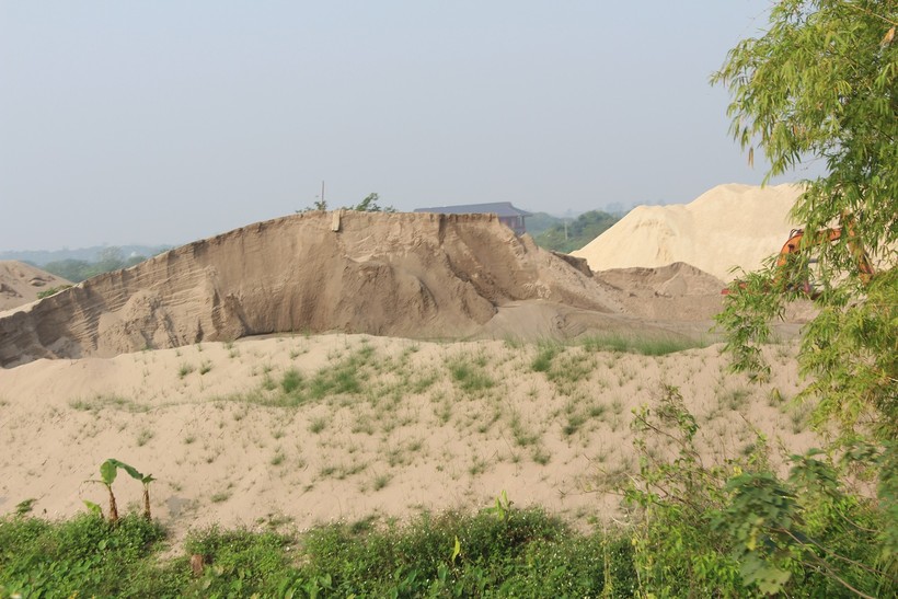 Hàng loạt bãi tập kết cát chất cao như núi dọc bò sông thuộc địa phận xã Tiến Đức, huyện Hưng Hà (Thái Bình)