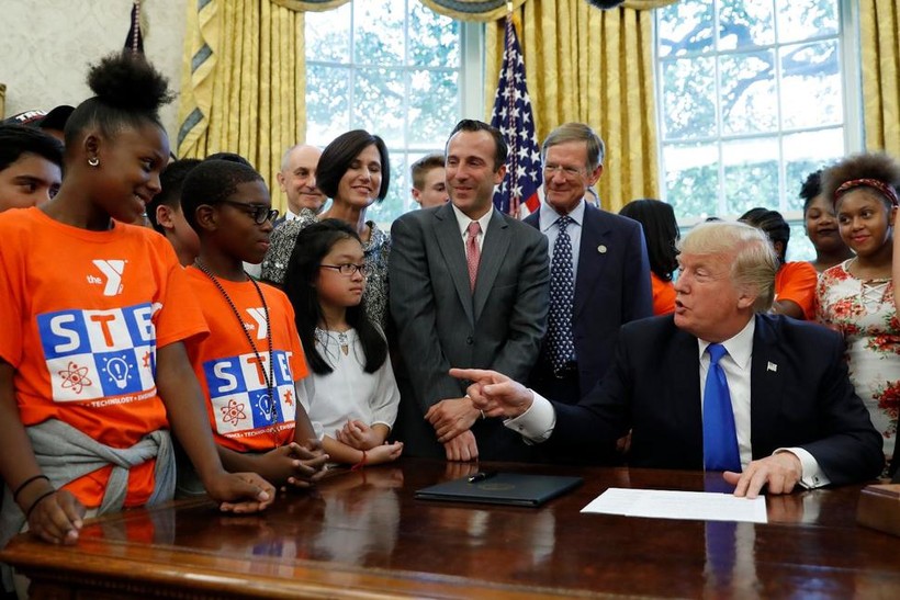Tổng thống Donald Trump nói chuyện với học sinh trong buổi lễ ký kết một bản ghi nhớ của Tổng thống về giáo dục STEM vào năm 2017