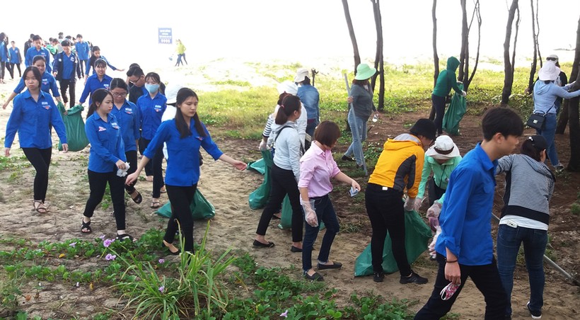 HS, SV Đà Nẵng tham gia gom rác làm sạch môi trường