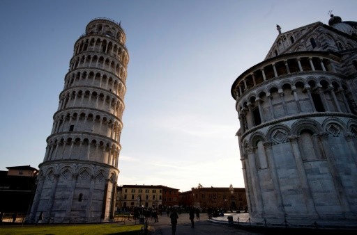 Một góc nhìn bên tháp nghiêng Pisa