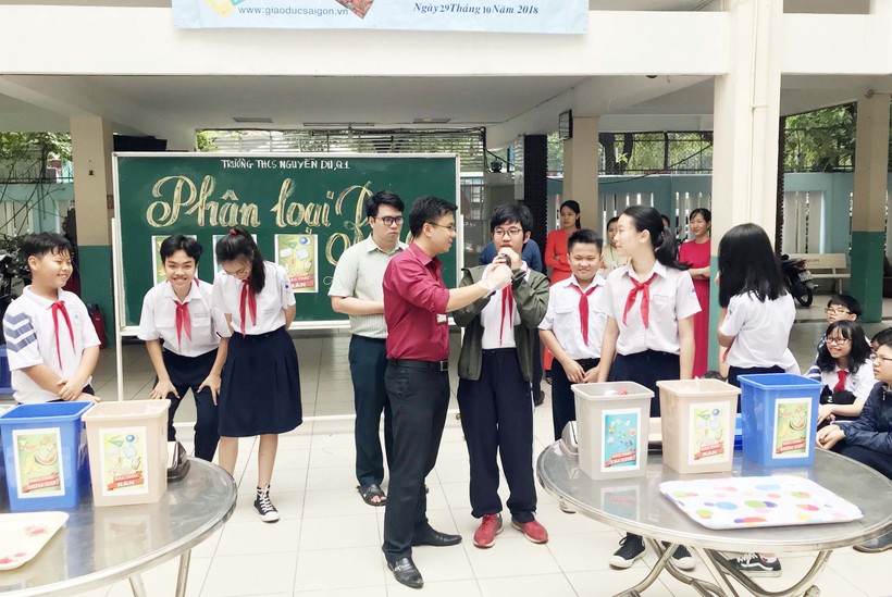 HS Trường THCS Nguyễn Du (Q.1, TPHCM) tham gia trò chơi trong chuyên đề phân loại rác thải tại nguồn