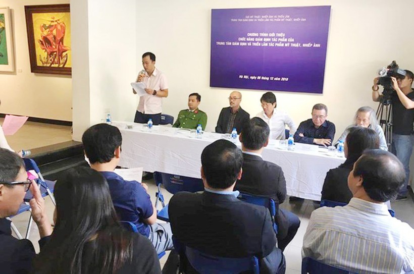 Ông Ngô Quang Dương - Giám đốc Trung tâm Giám định và Triển lãm tác phẩm mỹ thuật, nhiếp ảnh công bố Quy chế hoạt động.