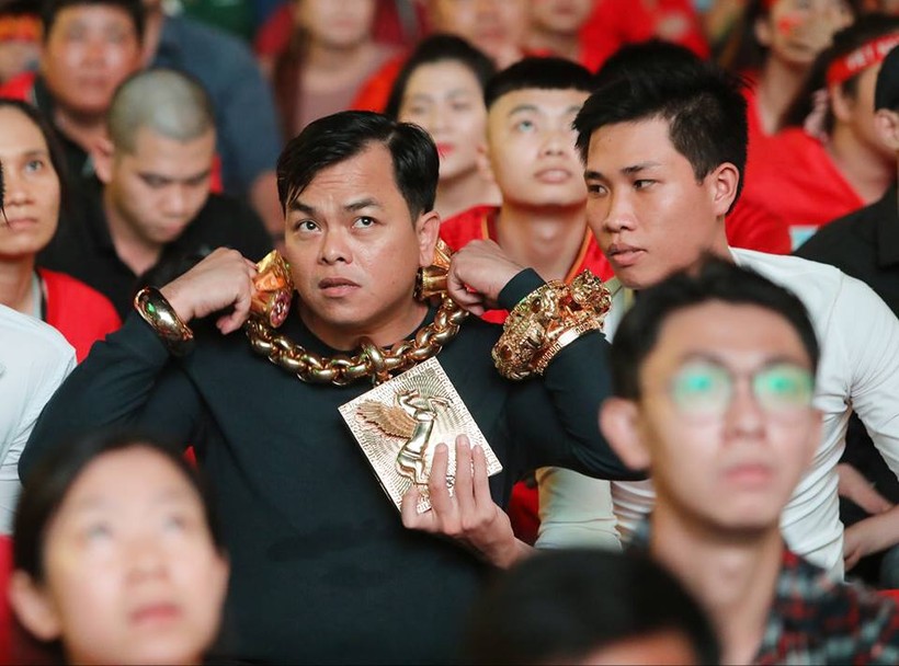 CĐV “chói lòa” đeo 13 kg vàng đi cổ vũ đội tuyển Việt Nam
